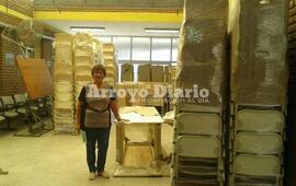 Ana feliz. La directora Ana Fernández entre las sillas, pizarrones y todo el equipamiento a estrenar que llegó a la escuela. Foto: Nicolás Trabaina.