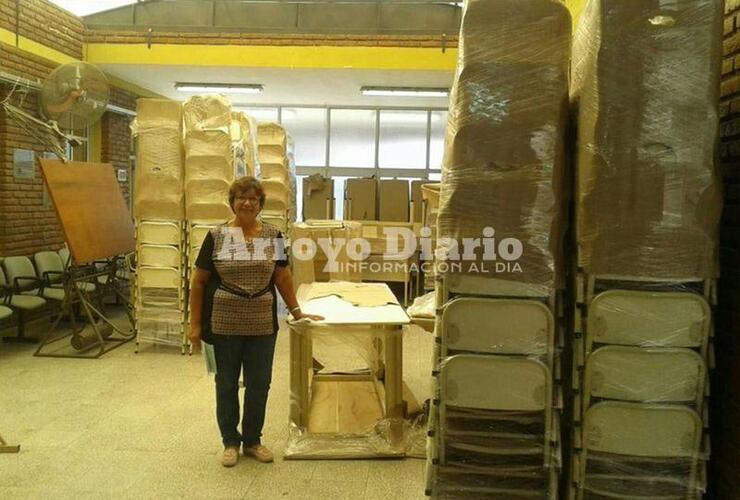 Ana feliz. La directora Ana Fernández entre las sillas, pizarrones y todo el equipamiento a estrenar que llegó a la escuela. Foto: Nicolás Trabaina.