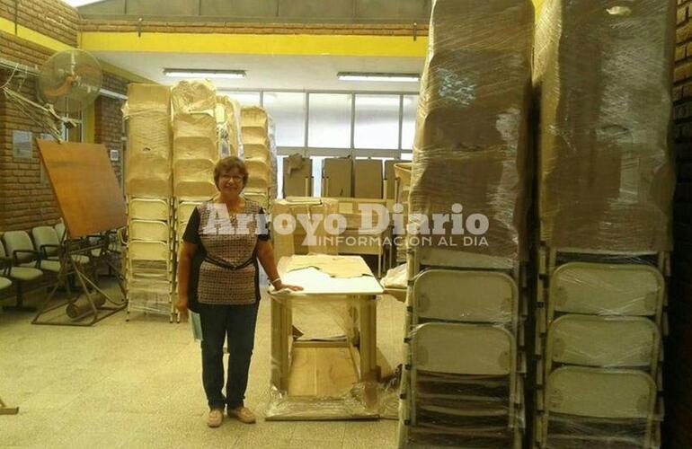 Ana feliz. La directora Ana Fernández entre las sillas, pizarrones y todo el equipamiento a estrenar que llegó a la escuela. Foto: Nicolás Trabaina.