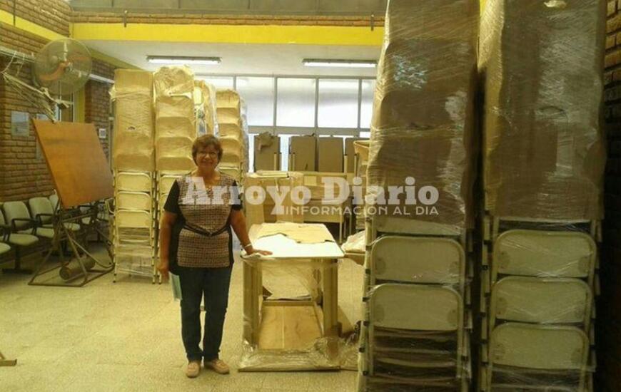Ana feliz. La directora Ana Fernández entre las sillas, pizarrones y todo el equipamiento a estrenar que llegó a la escuela. Foto: Nicolás Trabaina.