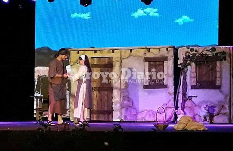 Magnífica presentación y puesta en escena. Sobre un escenario impotente se montó el musical que dejó admirado a quienes pudieron disfrutarlo.