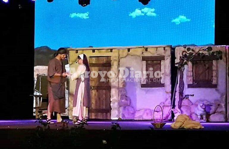 Magnífica presentación y puesta en escena. Sobre un escenario impotente se montó el musical que dejó admirado a quienes pudieron disfrutarlo. Magnífica presentación y puesta en escena. Sobre un escenario impotente se montó el musical que dejó admirado a quienes pudieron disfrutarlo.