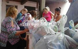 Desde temprano. La gente comenzó a acercarse a Cáritas desde mucho antes de las 8 que era el horario previsto para el inicio de la entrega de los bolsones.