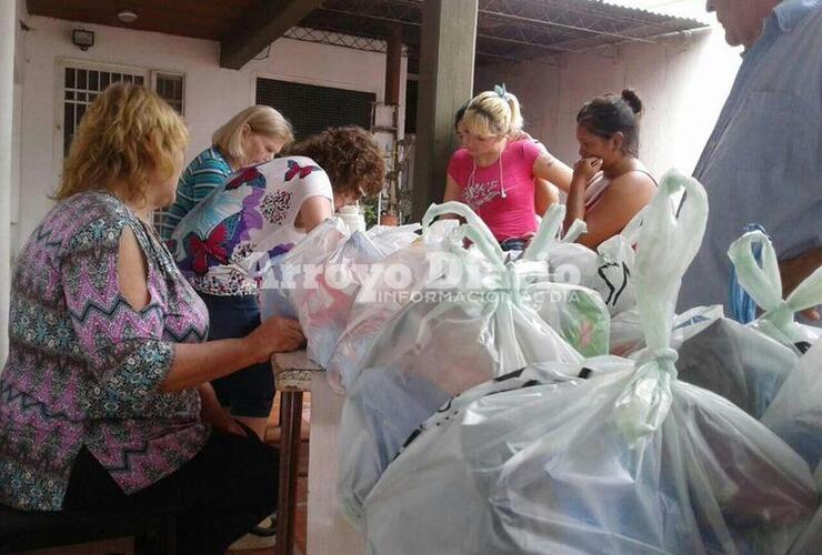 Desde temprano. La gente comenzó a acercarse a Cáritas desde mucho antes de las 8 que era el horario previsto para el inicio de la entrega de los bolsones.