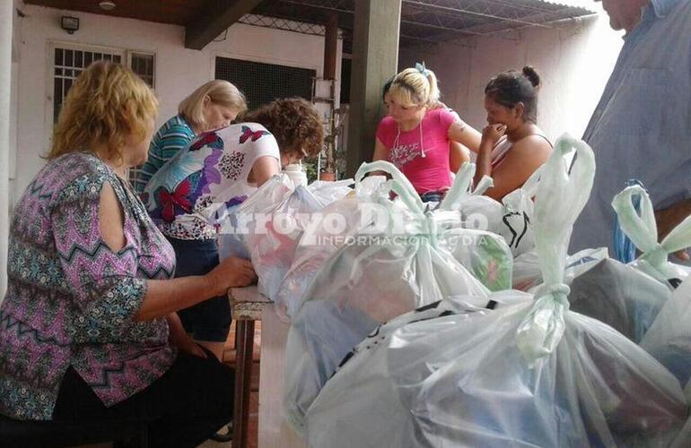 Desde temprano. La gente comenzó a acercarse a Cáritas desde mucho antes de las 8 que era el horario previsto para el inicio de la entrega de los bolsones.