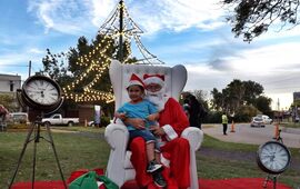 Imagen de Pap&aacute; Noel junto a los chicos de Arroyo Seco