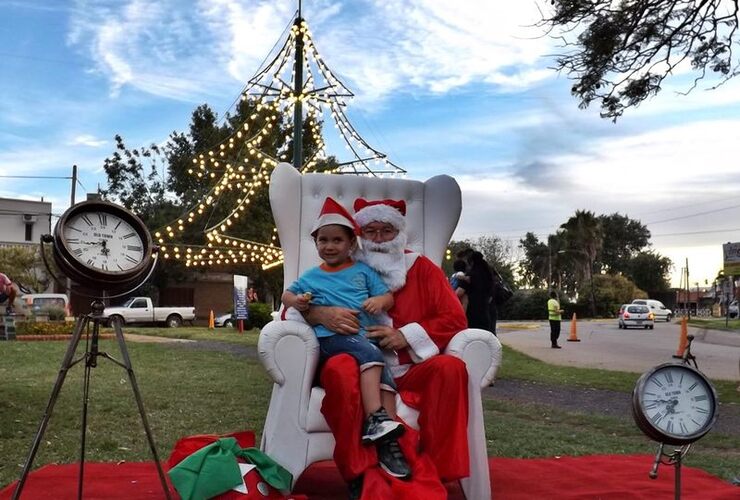 Imagen de Papá Noel junto a los chicos de Arroyo Seco