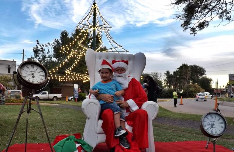 Imagen de Papá Noel junto a los chicos de Arroyo Seco