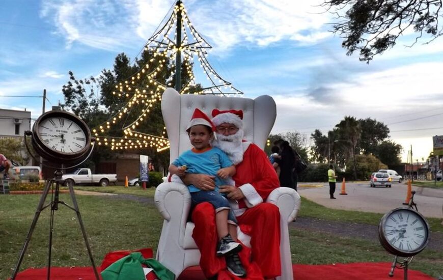 Imagen de Papá Noel junto a los chicos de Arroyo Seco