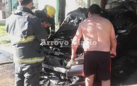 Una dotación con una autobomba. Tras el llamado de emergencia y a los pocos minutos los bomberos arribaron al lugar del incendio.