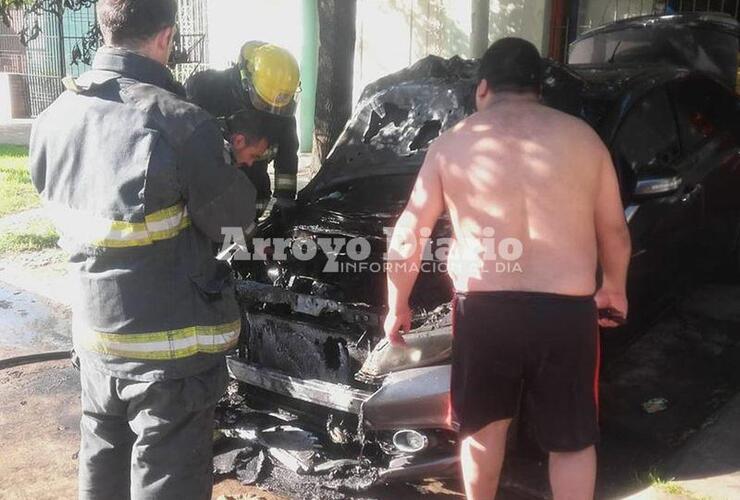 Una dotación con una autobomba. Tras el llamado de emergencia y a los pocos minutos los bomberos arribaron al lugar del incendio.