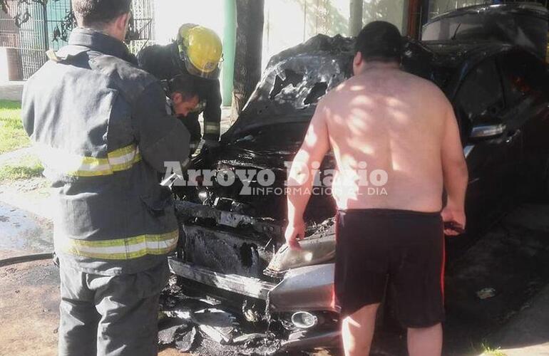 Una dotación con una autobomba. Tras el llamado de emergencia y a los pocos minutos los bomberos arribaron al lugar del incendio.