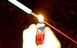 Imagen de Una cañita voladora entró a su auto y prendió fuego el vehículo: está internado