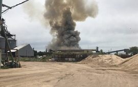 Una columna de humo se elevó de la planta cerealera de Puerto General San Martín.