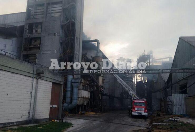 En colaboración. Una dotación con la autobomba con escalera viajó esta tarde a prestar colaboración tras la explosión.