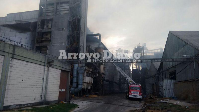 En colaboraci&oacute;n. Una dotaci&oacute;n con la autobomba con escalera viaj&oacute; esta tarde a prestar colaboraci&oacute;n tras la explosi&oacute;n.