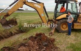 En el lugar. El presidente comunal Rodolfo Stangoni recorriendo los trabajos.