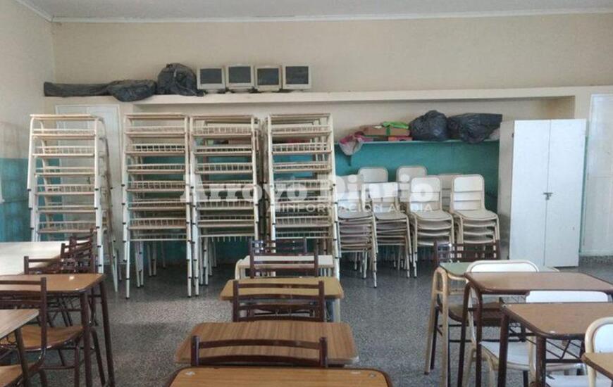 Grata sorpresa. La comunidad educativa de la escuela primaria de Fighiera feliz de poder compartir la noticia con la poblaci&oacute;n.