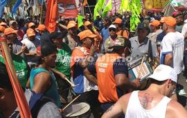 Imagen de Masiva concentraci&oacute;n en San Lorenzo por despidos y por las muertes en la exNidera