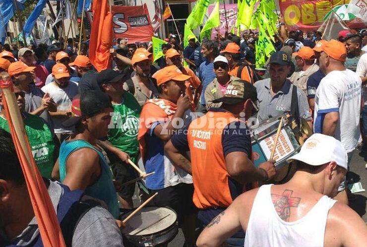 Imagen de Masiva concentración en San Lorenzo por despidos y por las muertes en la exNidera