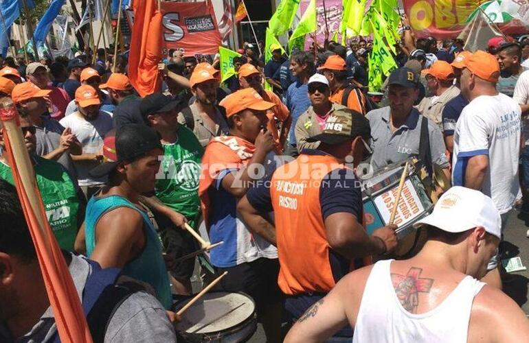 Imagen de Masiva concentración en San Lorenzo por despidos y por las muertes en la exNidera