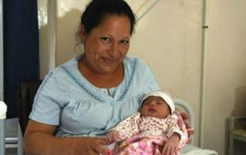 Madre e hija. Roxana y Selene, en el Hospital Centenario. Todo salió bien. Foto: La Capital / Virginia Benedetto.