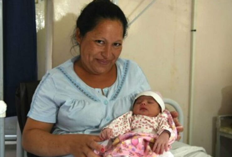 Madre e hija. Roxana y Selene, en el Hospital Centenario. Todo salió bien. Foto: La Capital / Virginia Benedetto.