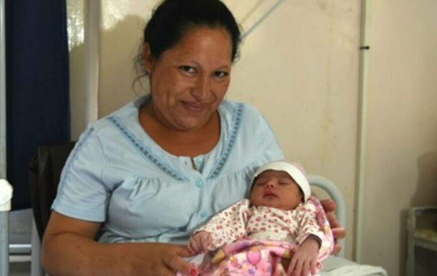 Madre e hija. Roxana y Selene, en el Hospital Centenario. Todo sali&oacute; bien. Foto: La Capital / Virginia Benedetto.