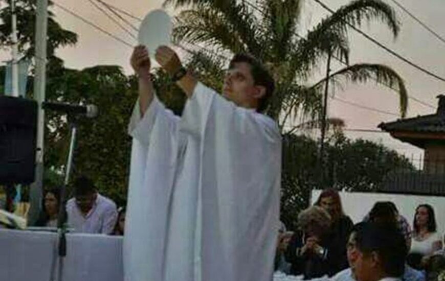 Imagen de Padre Román Lucero: Fighiera se caracteriza por la solidaridad y el servicio