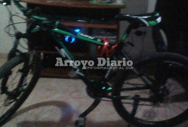 El damnificado iba a radicar la denuncia en la comisaría. Esta es la bicicleta que le robaron a Manuel Orellana.