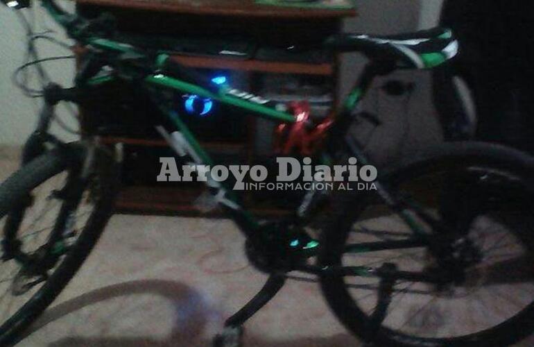 El damnificado iba a radicar la denuncia en la comisaría. Esta es la bicicleta que le robaron a Manuel Orellana.