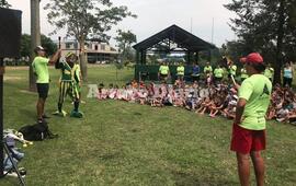En plena presentación. El payaso, profes y chicos disfrutando del show.