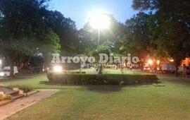 Cerca del arbolito. Las nuevas luces fueron colocadas muy próximas al árbol navideño ubicado sobre Humberto Primo y Mansueto Maiorano.