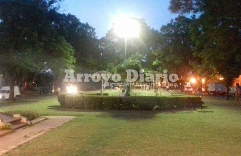 Cerca del arbolito. Las nuevas luces fueron colocadas muy próximas al árbol navideño ubicado sobre Humberto Primo y Mansueto Maiorano.