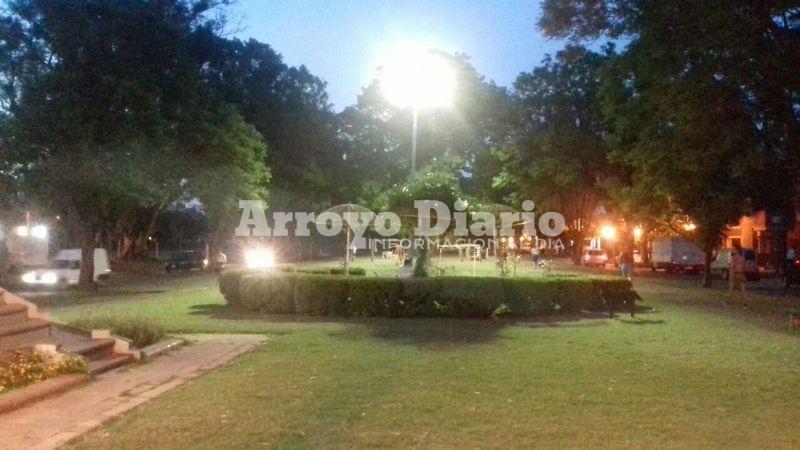 Cerca del arbolito. Las nuevas luces fueron colocadas muy pr&oacute;ximas al &aacute;rbol navide&ntilde;o ubicado sobre Humberto Primo y Mansueto Maiorano.