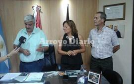 En la Municipalidad. Esper, Foresi y Tonelli tras el anuncio oficial de esta mañana. Foto: Nicolás Trabaina