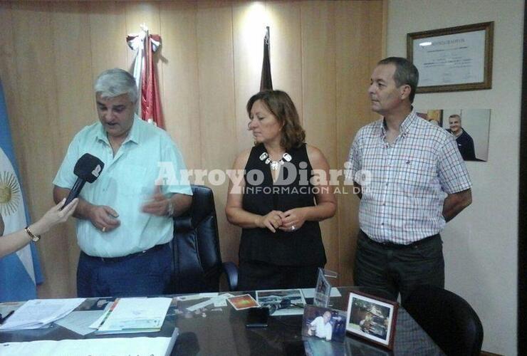 En la Municipalidad. Esper, Foresi y Tonelli tras el anuncio oficial de esta mañana. Foto: Nicolás Trabaina