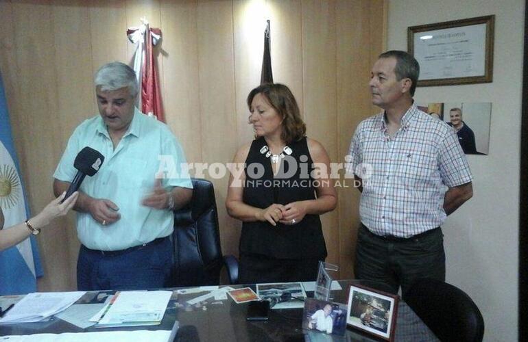 En la Municipalidad. Esper, Foresi y Tonelli tras el anuncio oficial de esta ma&ntilde;ana. Foto: Nicol&aacute;s Trabaina