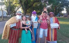 Junto a las familias. Los Reyes posaron para la foto con padres e hijos disfrutando de una linda tarde.