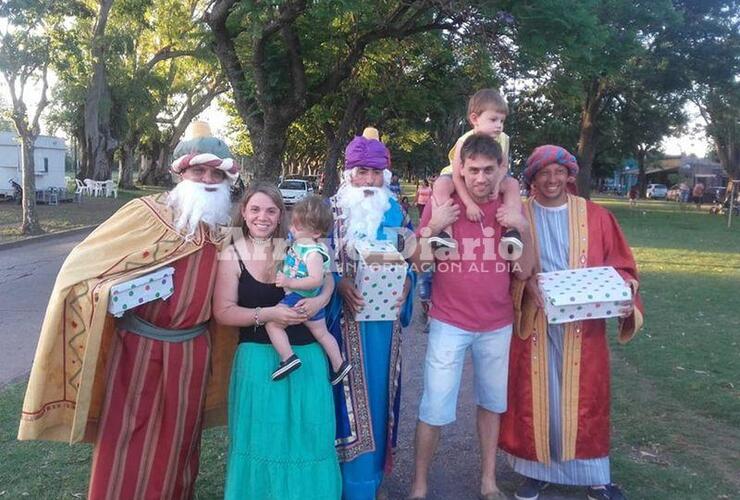 Junto a las familias. Los Reyes posaron para la foto con padres e hijos disfrutando de una linda tarde.