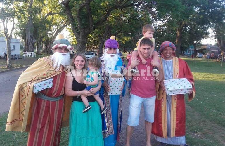 Junto a las familias. Los Reyes posaron para la foto con padres e hijos disfrutando de una linda tarde.