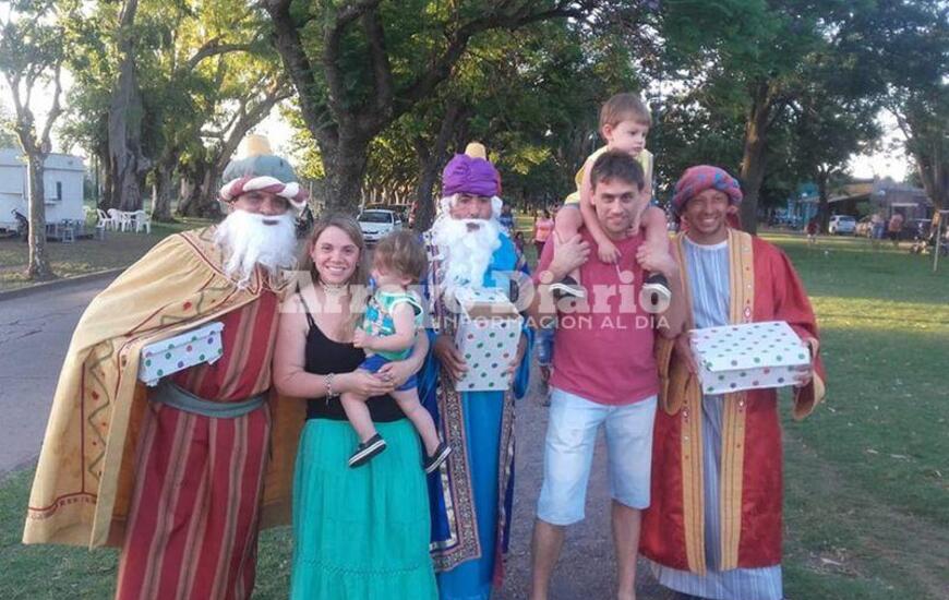 Junto a las familias. Los Reyes posaron para la foto con padres e hijos disfrutando de una linda tarde.