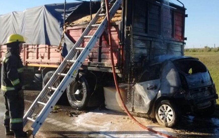 Así quedó. El auto se incrustó en la parte trasera del camión y tuvo un desenlace fatal.