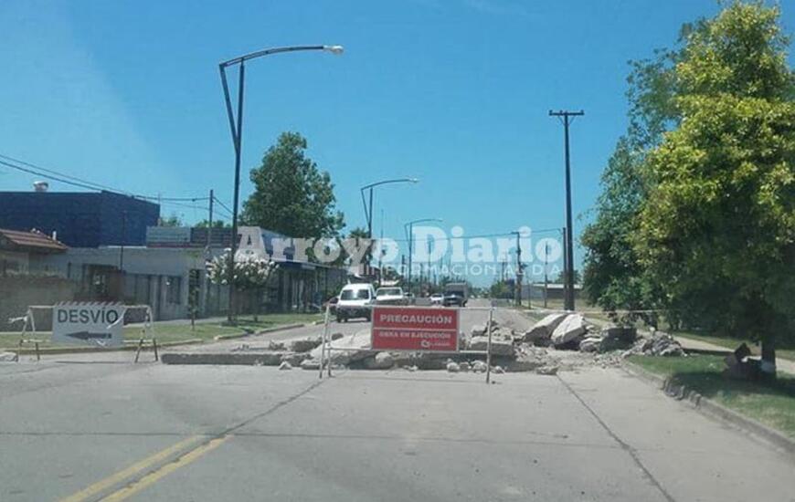 Hay desv&iacute;os. La Comuna se&ntilde;aliz&oacute; la obra a fin de evitar eventualidades y mientras se extiendan las tareas se aconseja a los conductores respetar los desv&iacute;os.