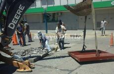 Esta mañana. Los municipales trabajando en la zona para completar las tareas de colocación de la reja.