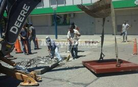 Esta ma&ntilde;ana. Los municipales trabajando en la zona para completar las tareas de colocaci&oacute;n de la reja.