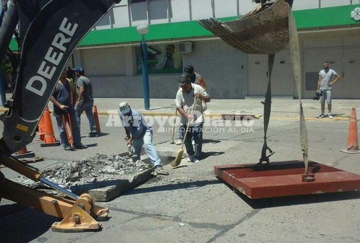 Esta mañana. Los municipales trabajando en la zona para completar las tareas de colocación de la reja.