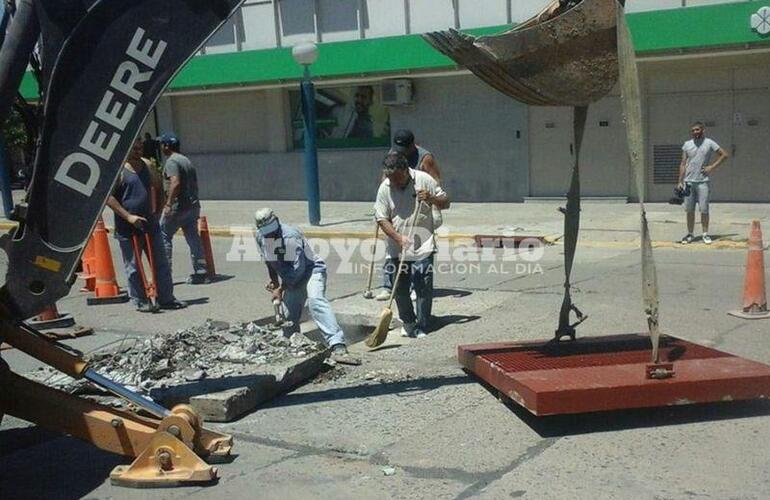 Esta mañana. Los municipales trabajando en la zona para completar las tareas de colocación de la reja.