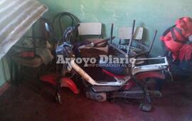 Sin ruedas. As&iacute; qued&oacute; la motocicleta de Sayago tras el arrebato de este martes por la tarde.