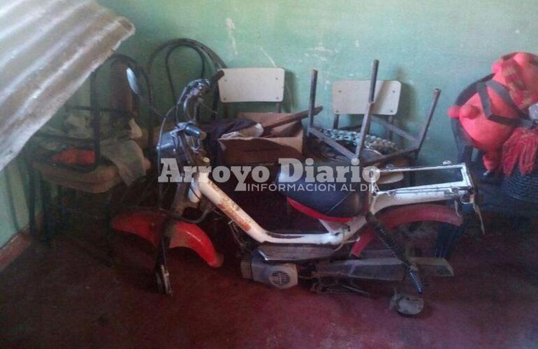Sin ruedas. Así quedó la motocicleta de Sayago tras el arrebato de este martes por la tarde.